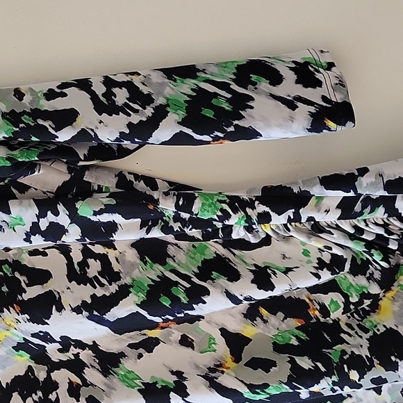 PLANET V-SHAPE 3/4 SLEEVE TOP - Picture 3 of 9